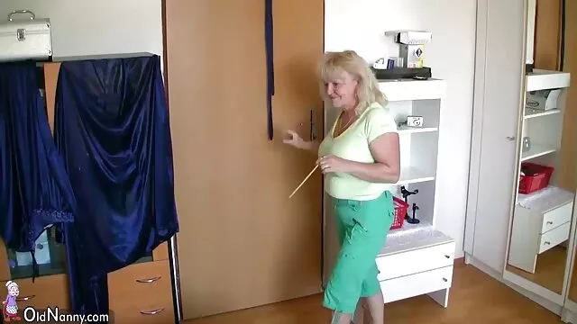 Khiêu dâm, không giấy đăng ký  Người phụ nữ đỏ xec nhat hay găng tay kiếm mềm cơ thể