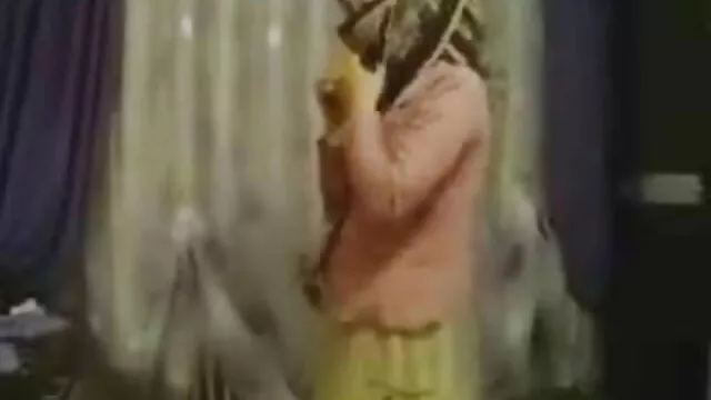Khiêu dâm, không giấy đăng ký  Hai cô gái chút một chàng qhim xec nhat trai miệng trong vườn
