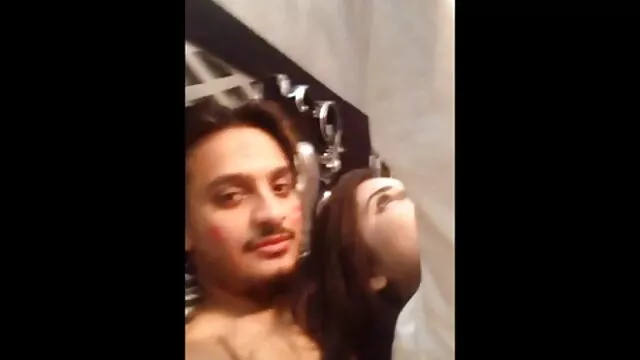 Porno không đăng ký  Một người đàn ông bị mắc kẹt trong phim xec hoc sinh nhat các cô gái tóc lên đến các bóng