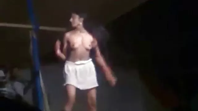 Porno không đăng ký  Cô gái tóc vàng cho thấy sự quyến rũ của mình trước khi xec nhat moi các camera